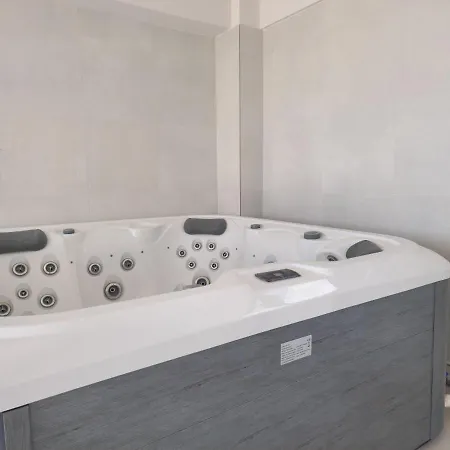 Royale Sundance 305 Infinity Pool & Mamaia Nord Apartment *